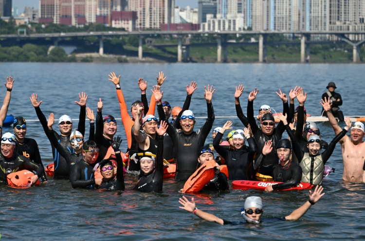 Seoul mayor swims in Han River, praises 'unbelievably clean' water