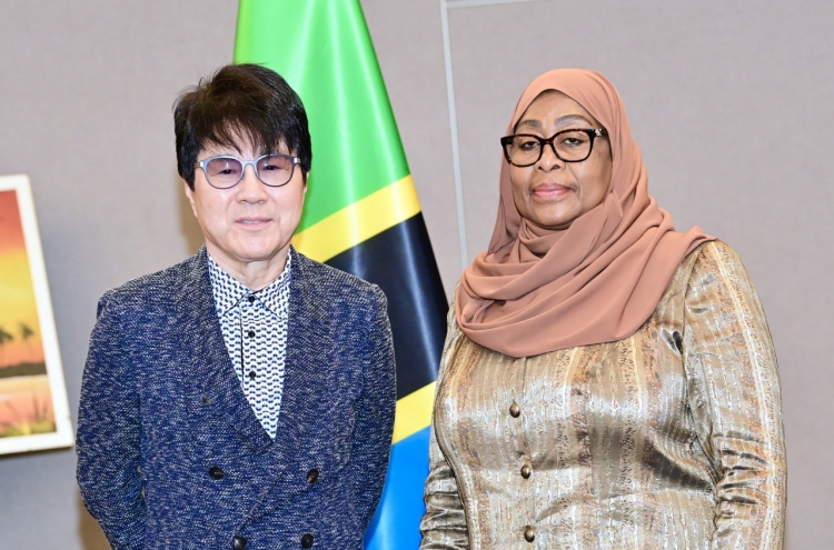 [Photo News] Tanzanian leader meets singer Cho Yong-pil