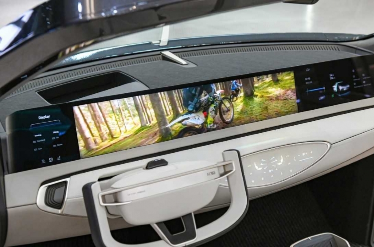 Hyundai Mobis unveils giant panoramic display for cars