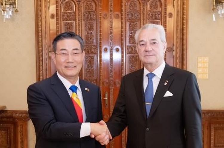 Defense minister discusses arms cooperation with Romanian presidential official