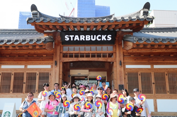 Starbucks stores lure tourists with Korea’s cultural charms