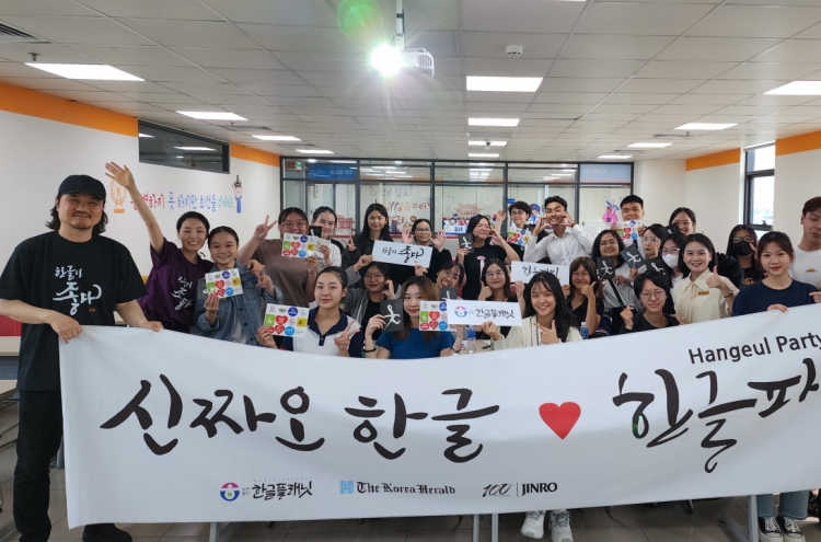 Hangeul Party spreads beauty of Korean characters in Vietnam