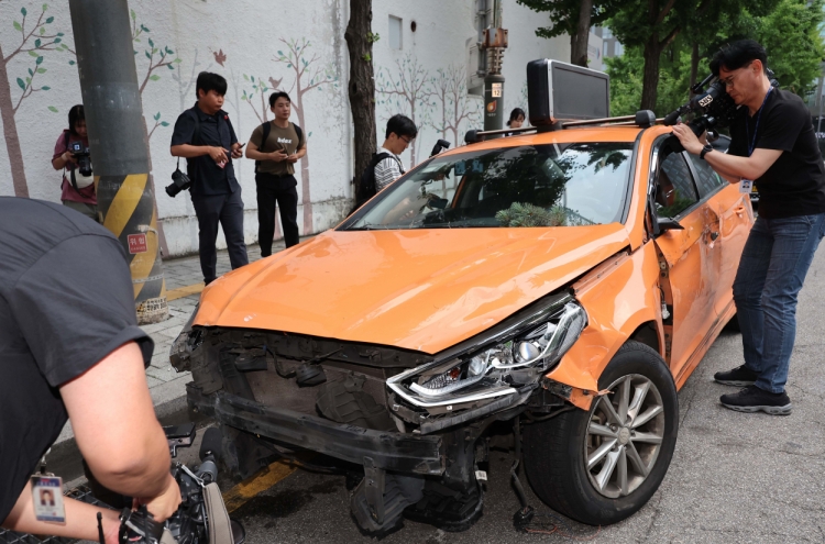 Taxi crashes into hospital in central Seoul, injuring 2