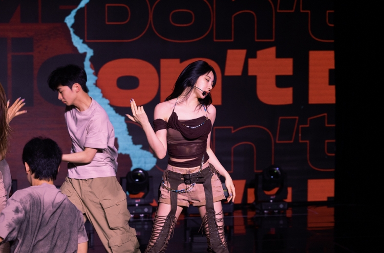 Lee Chae-yeon proves herself an all-rounder with 'Showdown'