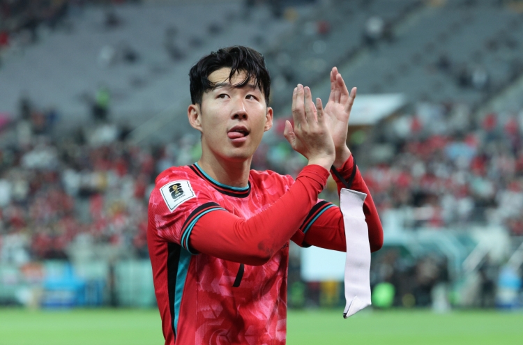 Surprise appearance of Son Heung-min packs public park in minutes, prompts police to control area