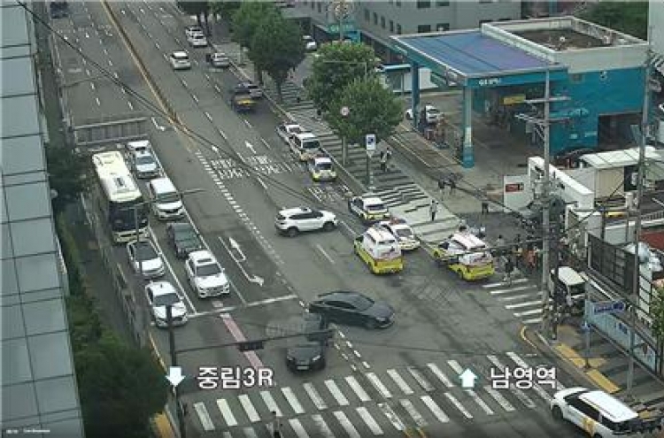 U-turning car hits pedestrians near Seoul Station; 2 injured