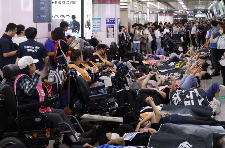 Seoul to remove outdated subway wheelchair lifts