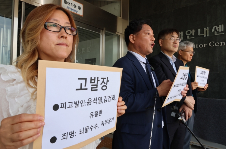 Civic group files complaint against Yoon for vetoing special probe bill