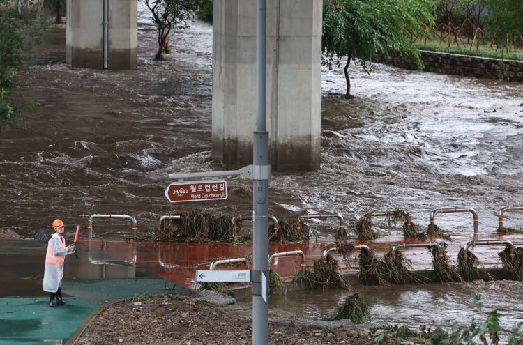 Torrential rain alerts issued across capital area; expressways in Seoul partly closed