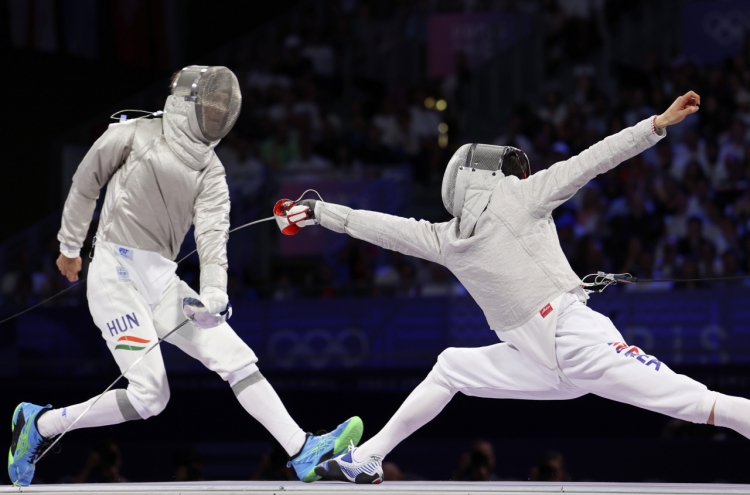 Sabre fencers strike gold, mixed doubles silver secured in badminton