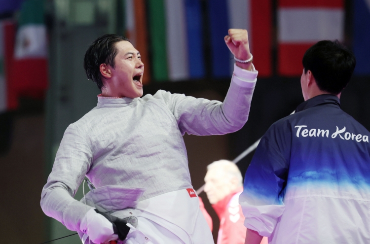 Fencer Oh Sang-uk wins fans over with looks, charm and classy actions