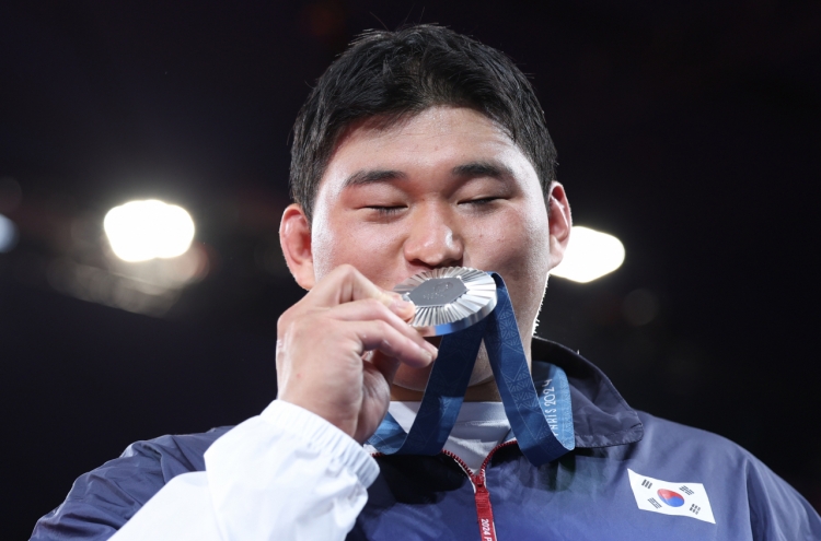 Kim Min-jong wins silver in men's judo