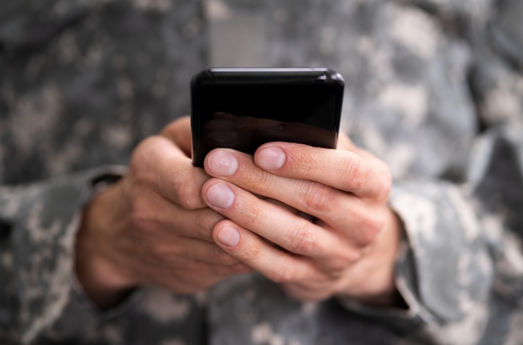 Senior military officers wary of conscripts’ cellphone use: ministry