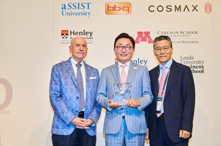 Mirae Asset chief honored with AIB award