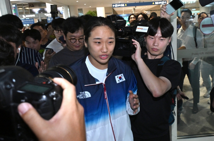 Badminton star An Se-young apologizes to fellow athletes for stealing spotlight