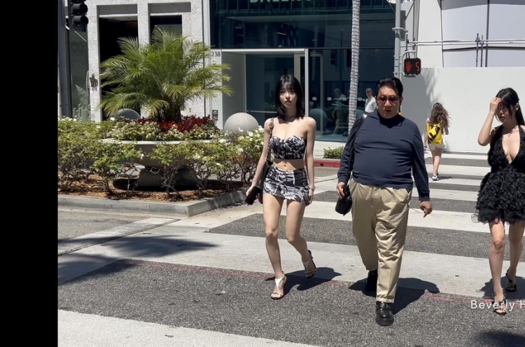 Hybe Chairman Bang spotted in LA with livestreamer Seyeon