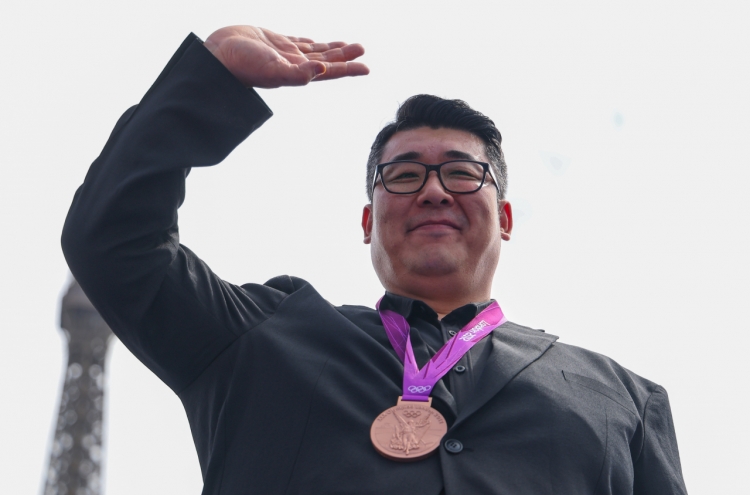 Retired weightlifter receives belated bronze medal in Paris ceremony