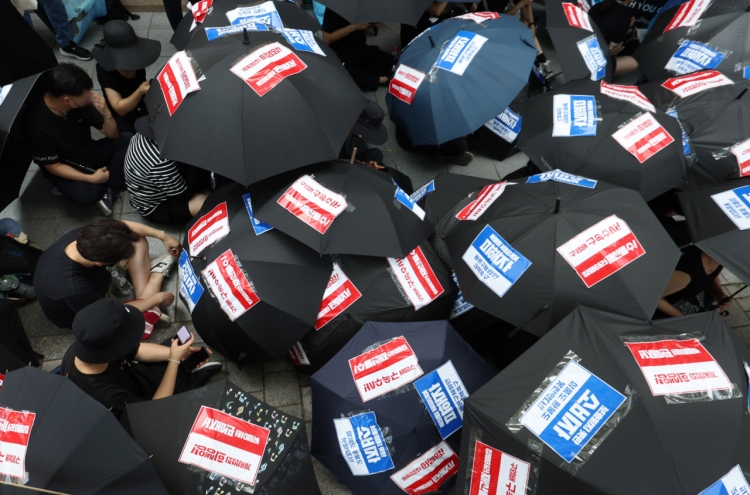 [Photo News] Black umbrella protest