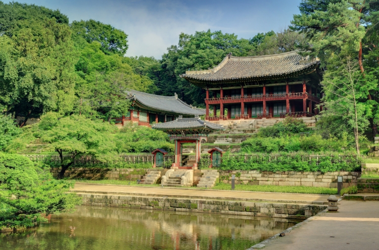 Take quiet morning stroll at Changdeokgung garden