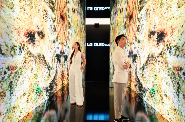 [Photo News] OLED lights up Vietnam