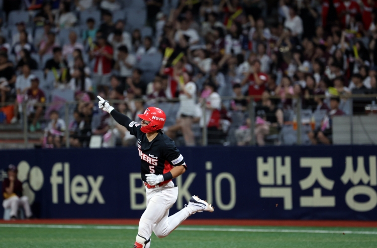 Tigers' Kim Do-yeong becomes youngest member of 30-30 club in KBO