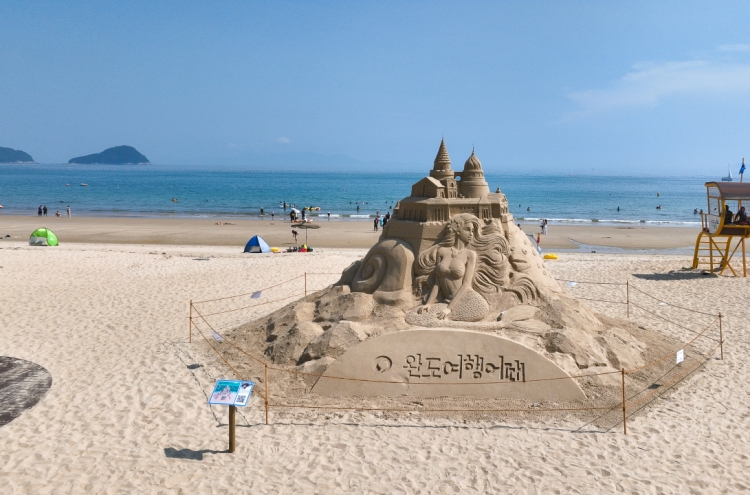 [Photo News] Wando's Sinji Myeongsasimni Beach entertains vacationers with diverse programs