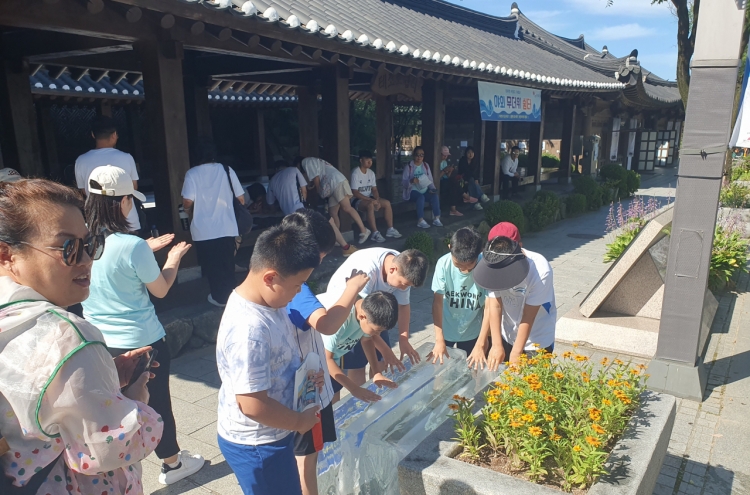 Jeonju City helps visitors chill at iconic hanok village