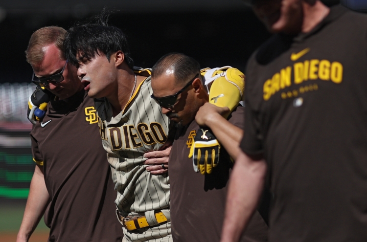 Padres' Kim Ha-seong leaves game with shoulder injury