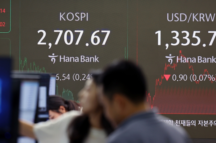 Seoul shares up for 3rd day as investors weigh BOK's rate freeze, Fed chief's speech