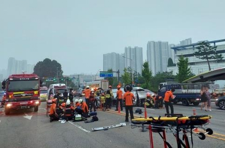 5 day laborers, including 3 Chinese nationals, killed in traffic accident