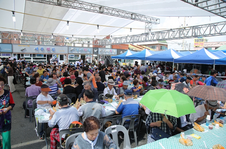 Busan entertains with seasonal fish, Dongnae mask dance