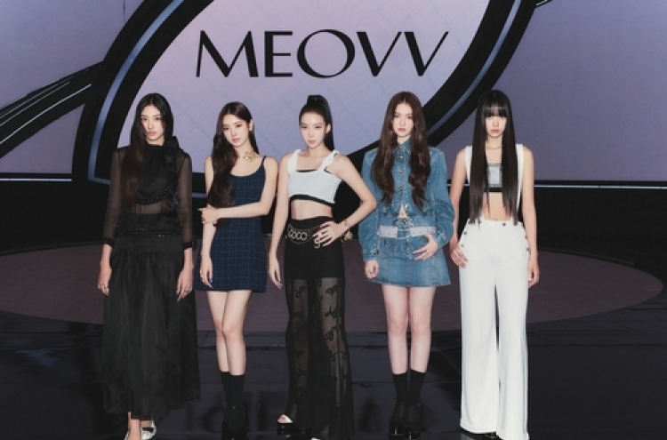 Producer Teddy's girl group Meovv debuts, showcasing dual feline charms