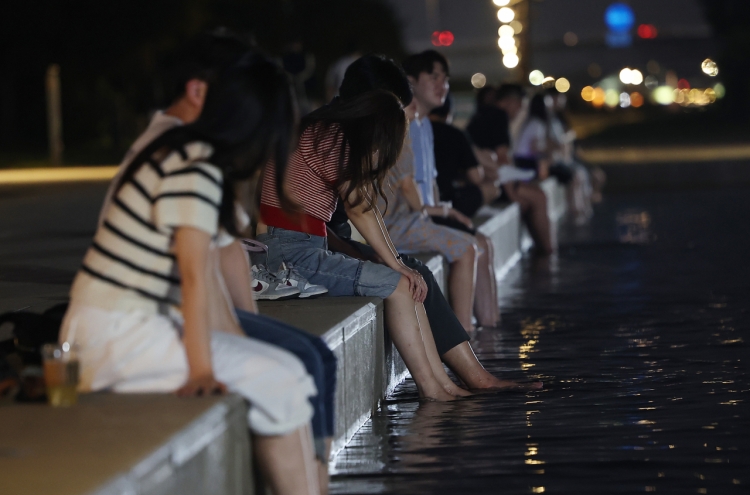 Unseasonably hot weather continues; Seoul hit by latest tropical night on record