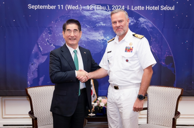 Defense chief discusses cooperation with counterparts from 7 nations, NATO