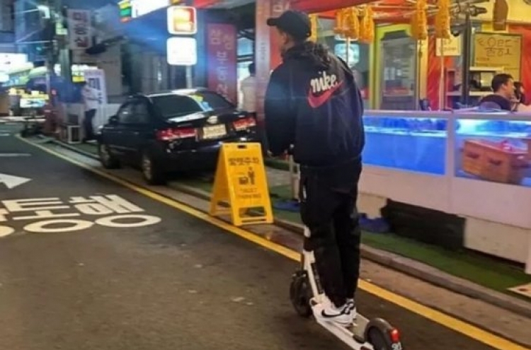 Ex-Premier Leaguer Lingard apologizes for unlicensed e-scooter riding