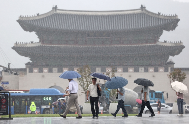 Heavy rain to fall nationwide over weekend, but warmer fall expected