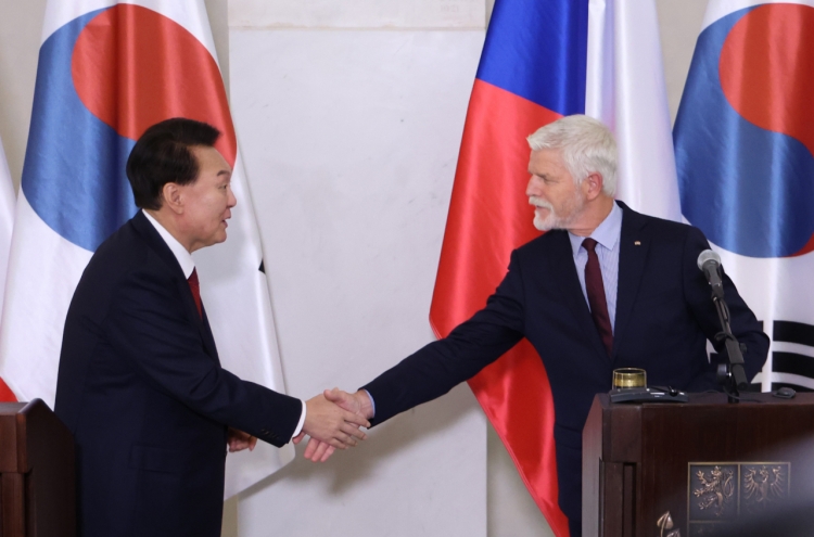 Leaders of S. Korea, Czech Republic agree to discuss nuclear energy push