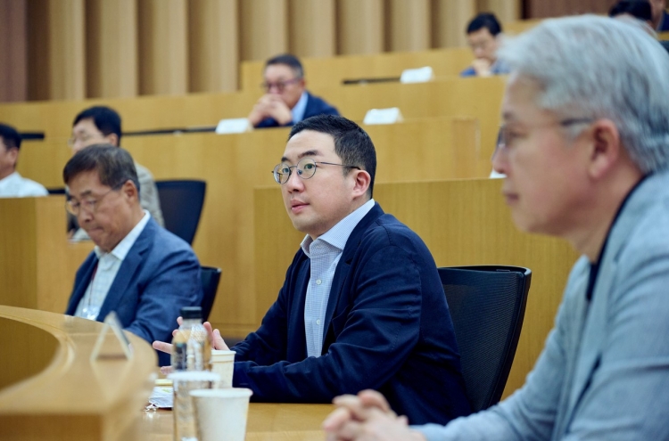 LG chairman urges to “aim higher” at CEO workshop