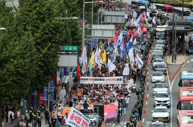 Thousands rally in Seoul to call for Yoon resignation