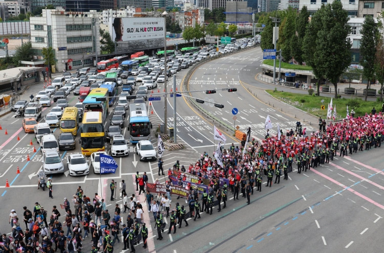 Thousands rally in Seoul to call for Yoon's resignation