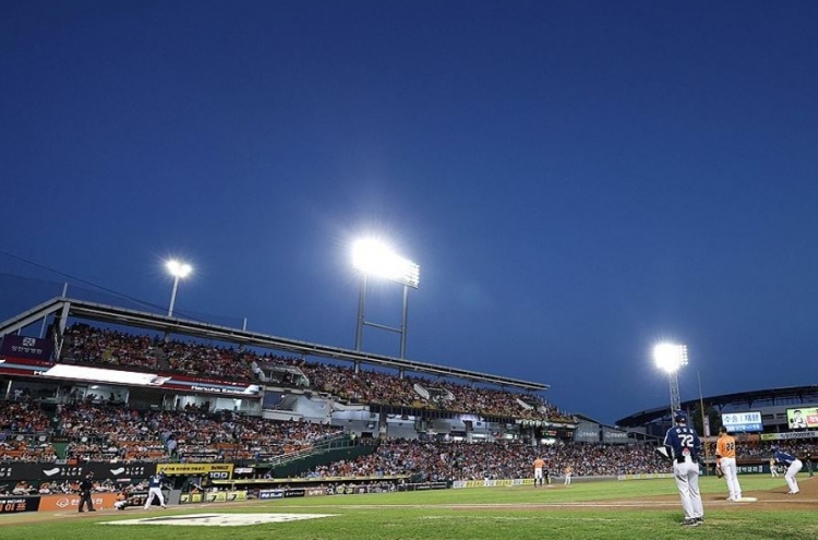 Hanwha Eagles lose final home game at oldest KBO stadium