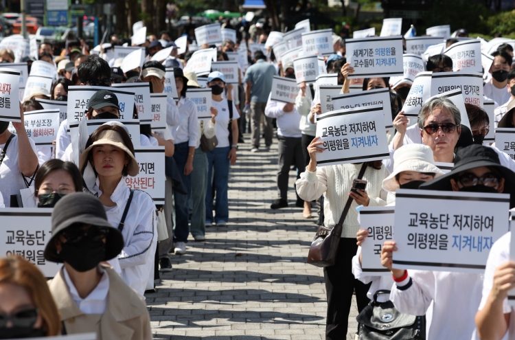 Medical standoff heats up as SNU approves leaves for striking students