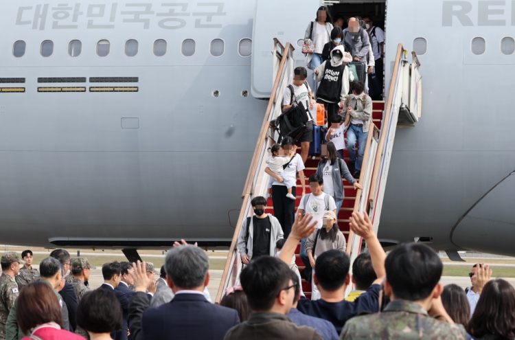 Military aircraft evacuating S. Koreans in Lebanon returns home