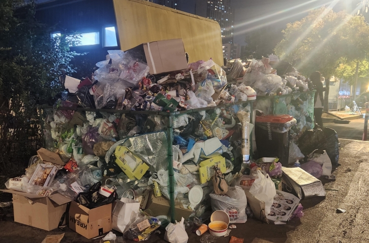 Seoul Fireworks Festival ends smoothly, but leaves piles of trash