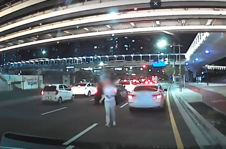 Busan police part traffic to help pregnant woman to hospital