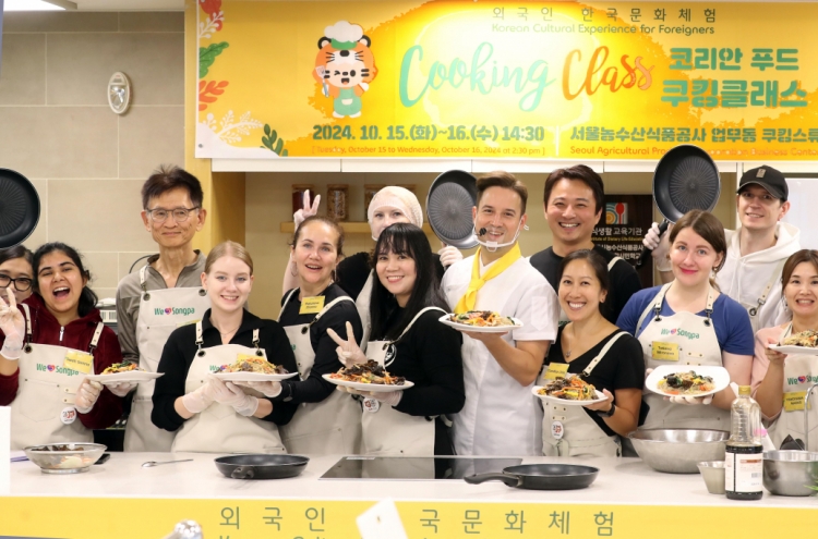 [Community Discovery] Songpa-gu rides Korean food wave with cooking classes for foreigners