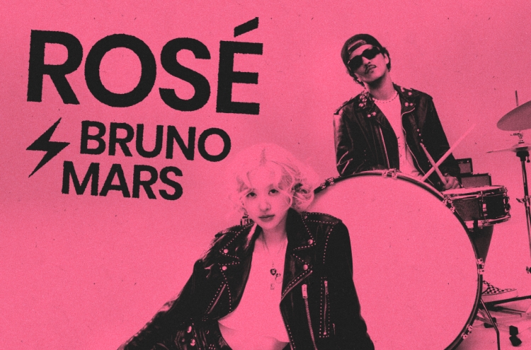 Rose collaborates with Bruno Mars on ‘APT.’