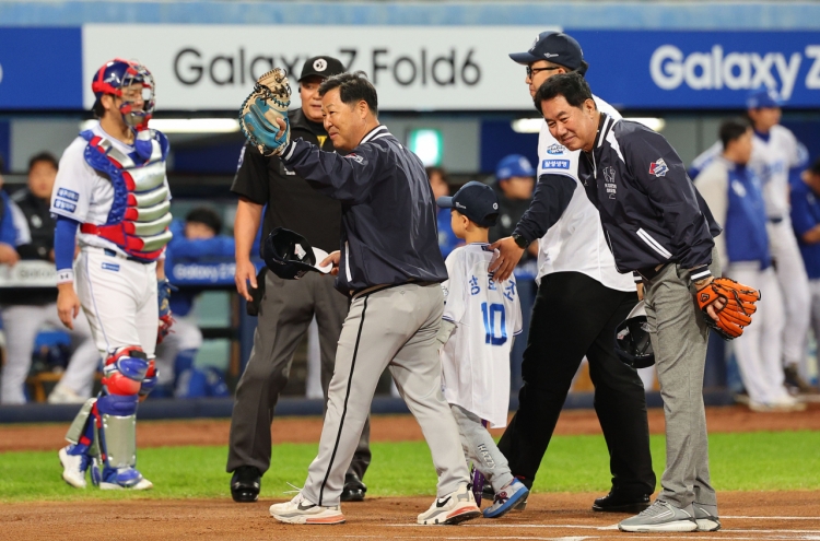 Lions legends participate in Korean Series pregame ceremony