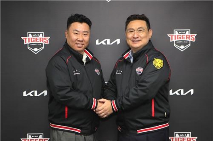 Korean Series champions Tigers give manager new 3-year deal