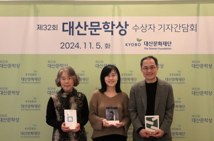 Kim Hee-sun wins Daesan Award with dystopian take on post-pandemic world